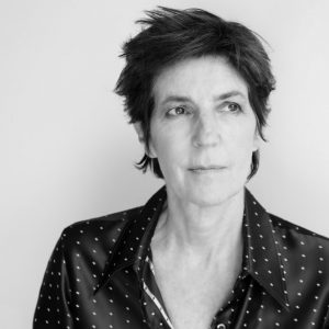 Portrait en noir et blanc de l'écrivaine Christine Angot