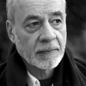 Portrait en noir et blanc de l'écrivain Patrick Mimouni
