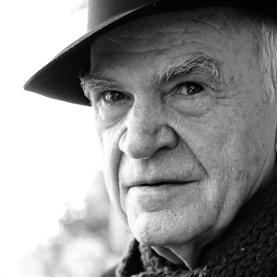 Portrait de l'écrivain Milan Kundera, avec son chapeau.