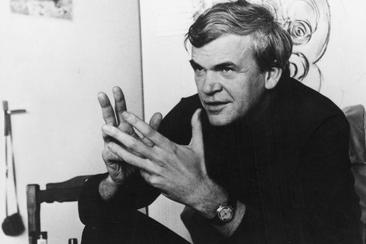 Portrait de l'écrivain Milan Kundera en trains de prendre la parole lors d'un entretien.