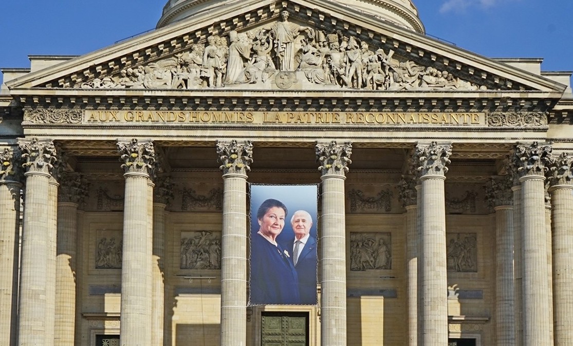 Portrait de Simone et Antoine Veil sur la devanture du Panthéon.