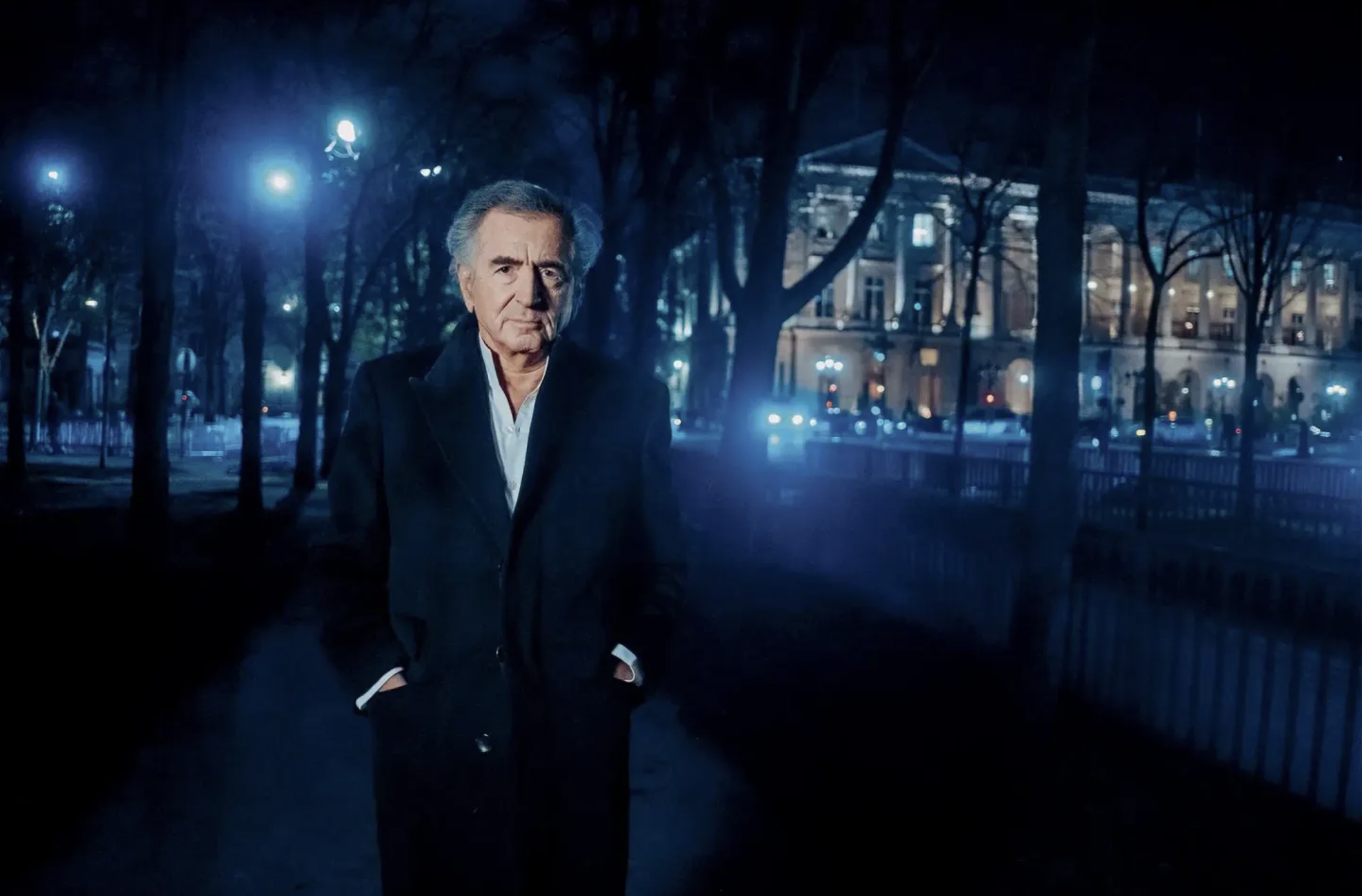 Dans une Paris plongée dans la nuit, Bernard-Henri Lévy se balade proche de la place de la Concorde