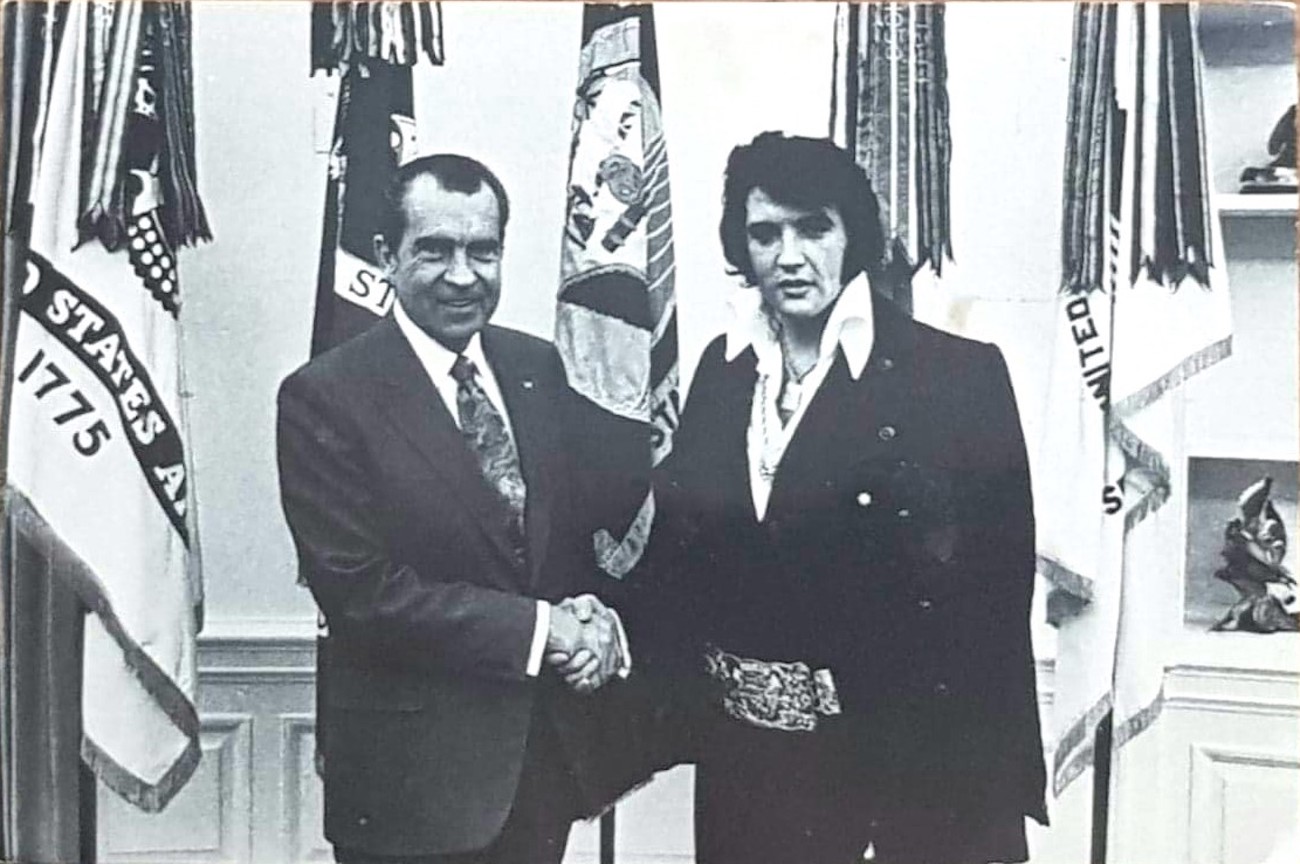 Le président américain Richard Nixon et Elvis Presley se serrent la main.