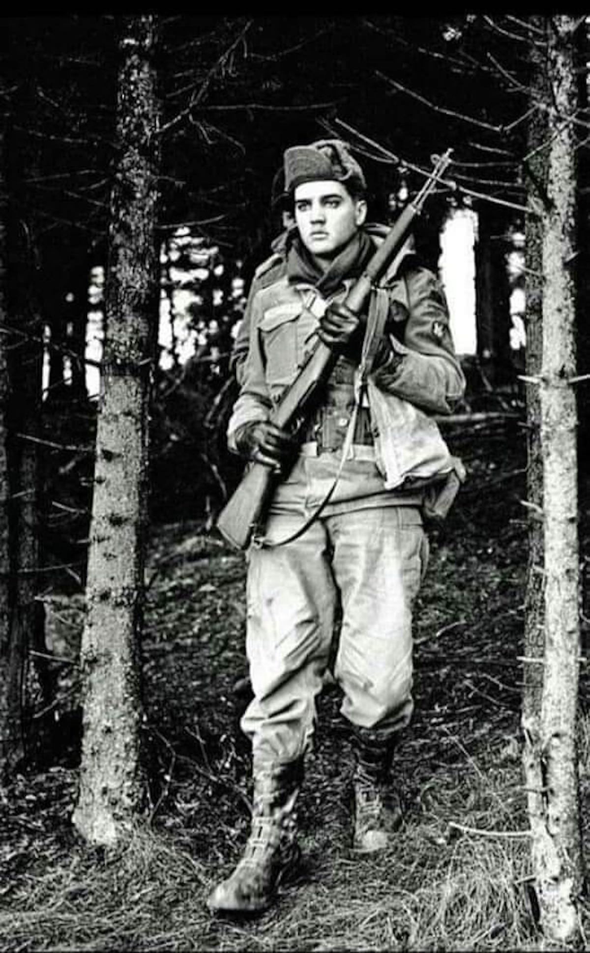 Le soldat Elvis Presley, muni d'une arme, s'entraîne en Allemagne.