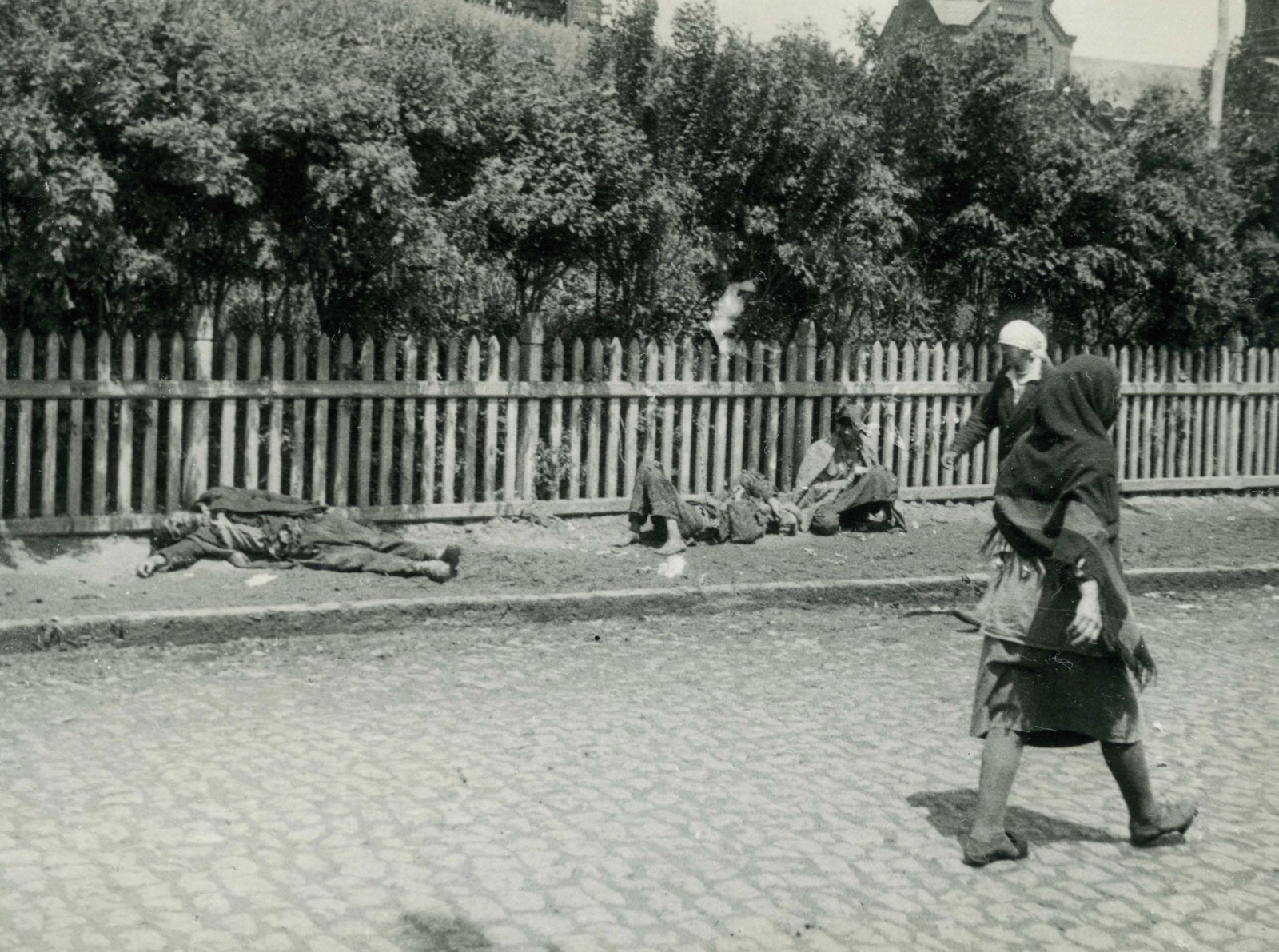 Photo en noir et blanc montrant des paysans affamés dans une rue de Kharkiv (Ukraine), en 1933.