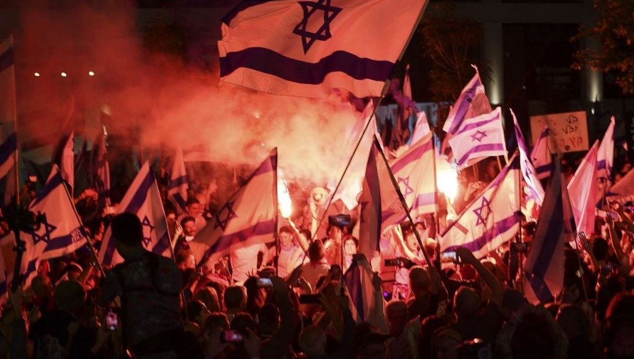Des Israéliens manifestent à Tel Aviv contre le projet de réforme judiciaire du gouvernement israélien, alors que le pays entame les célébrations de son 75e anniversaire