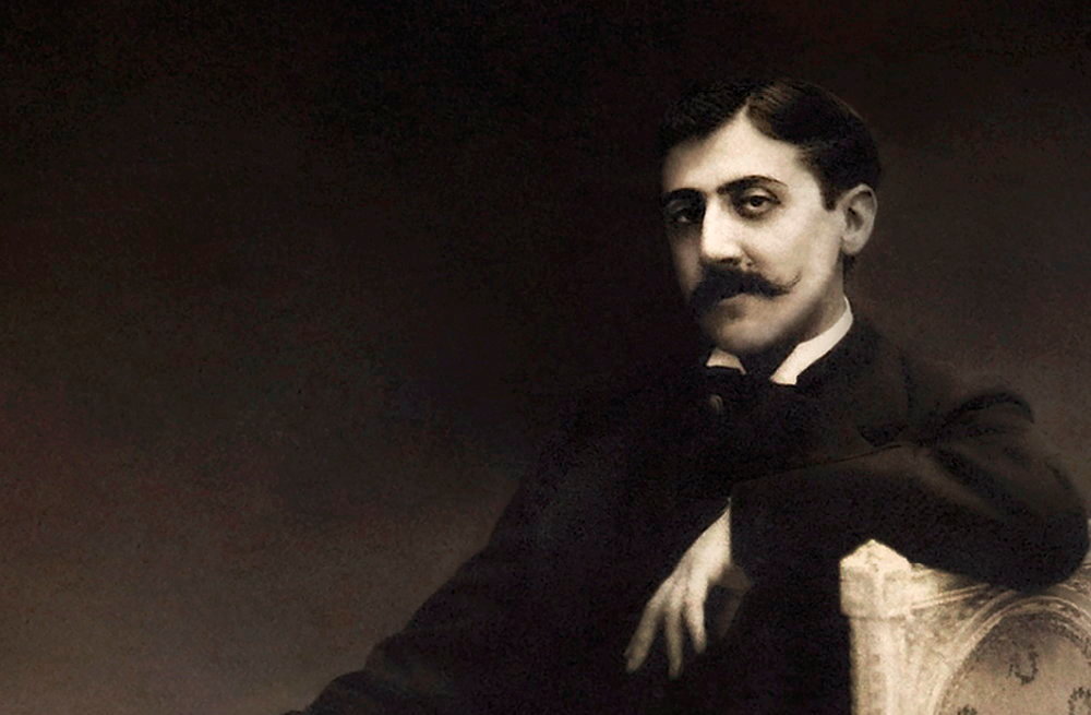 Marcel Proust pose pour un portrait dans un divan, à l'hôtel Ritz.