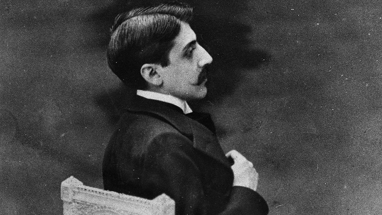 Portrait, en noir et blanc et de dos, de l'écrivain français Marcel Proust, en 1902.