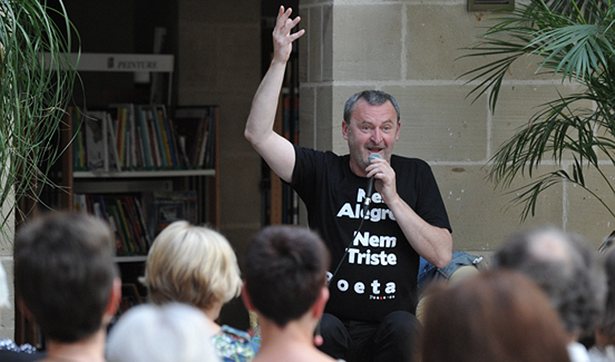 Velibor Čolić lors d'une lecture publique, dans le cadre de sa résidence d'écriture, à Brive, août 2018.