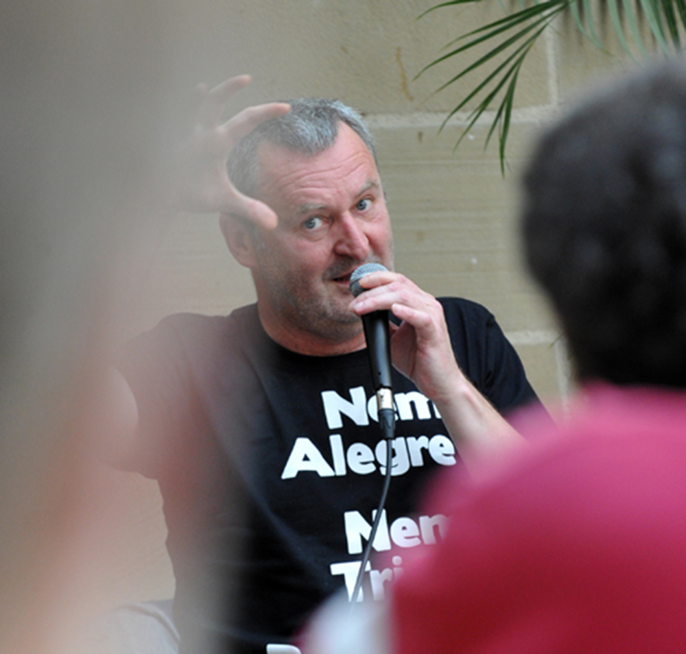 Velibor Čolić lors d'une lecture publique, dans le cadre de sa résidence d'écriture, à Brive, août 2018.