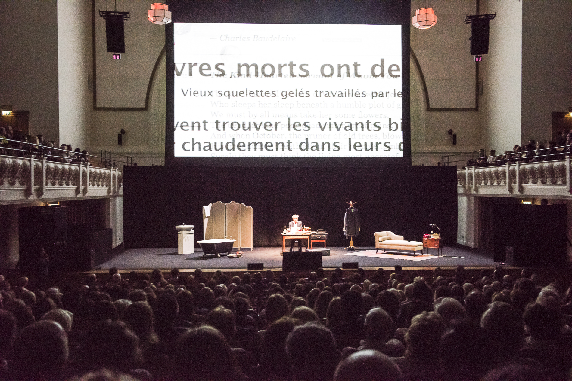Bernard-Henri Lévy interprète sa pièce, Last Exit Before Brexit, le 4 juin 2018 au Cadogan Hall, à Londres.