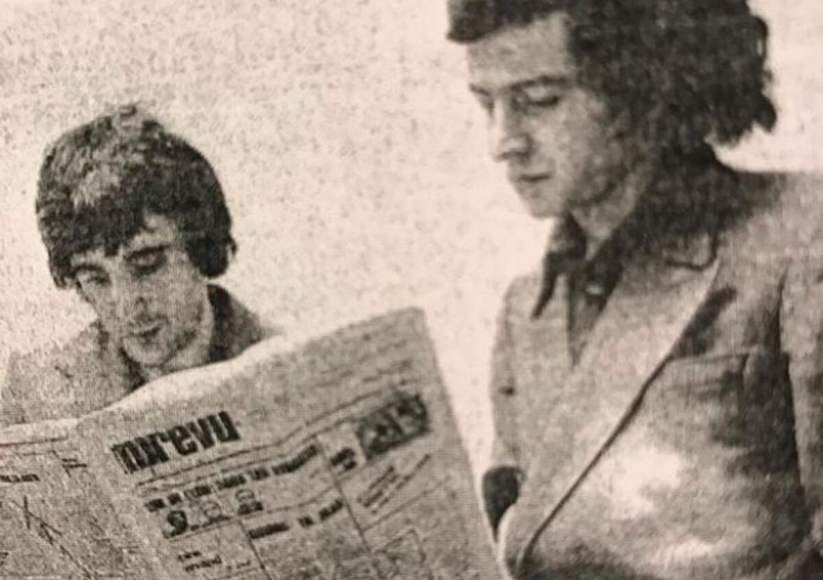 Michel Butel et Bernard-Henri Lévy devant la marquette du journal fondé par eux :en 1975 L'Imprévu.