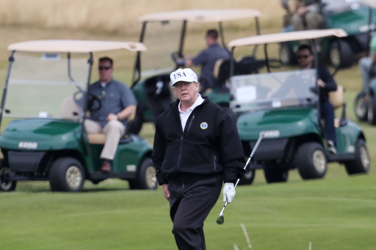 Donald Trump joue au golf lors des obsèques de John McCain.