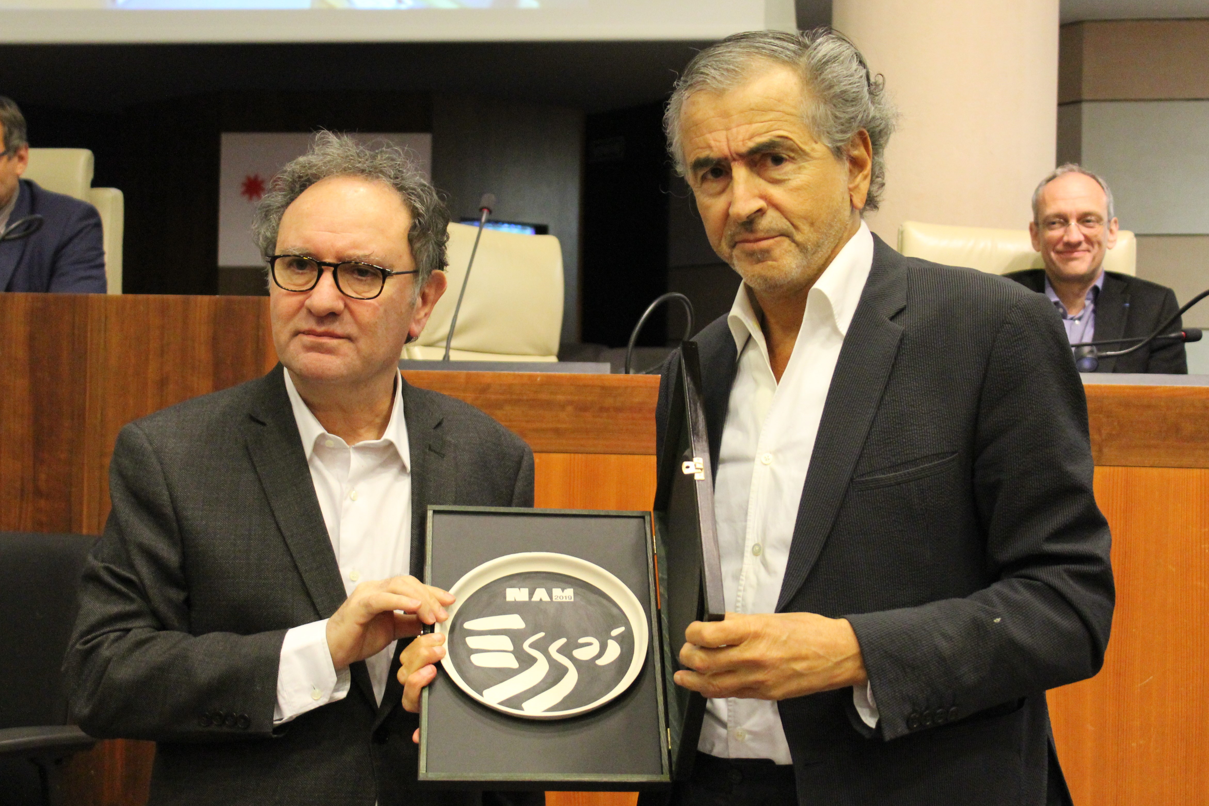 Ara Toranian remet à Bernard-Henri Lévy le trophée littéraire de Nouvelles d’Arménie Magazine.