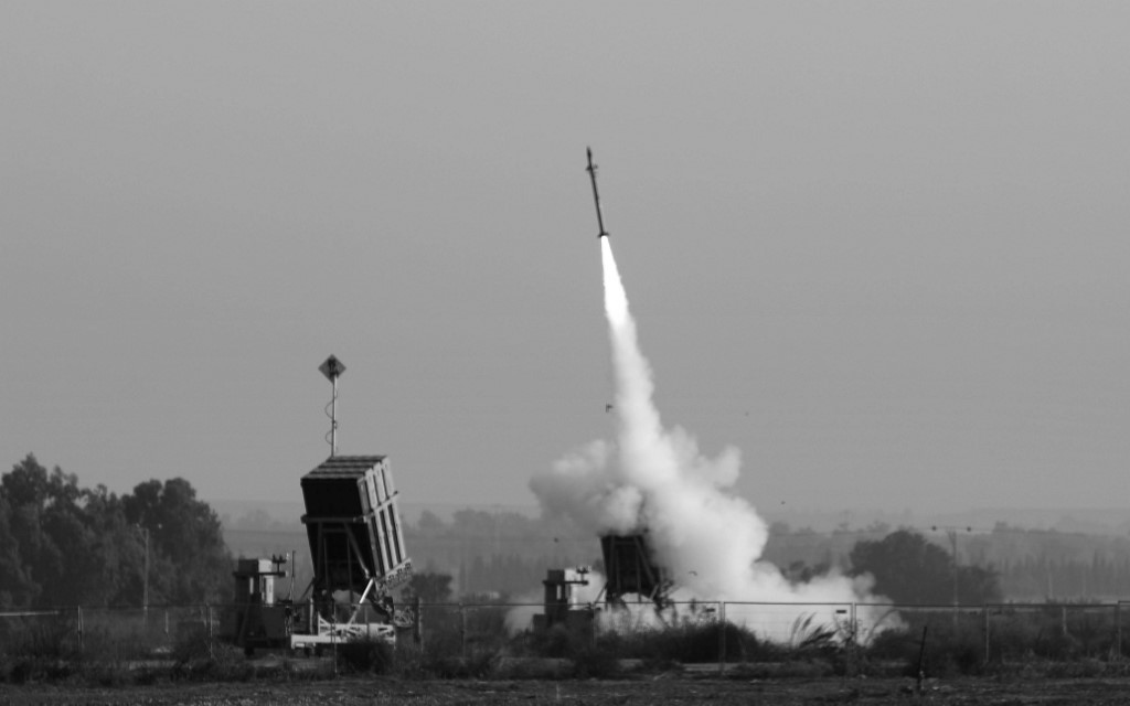 Un missile israélien lancé à partir du système de missiles de défense Iron Dome, conçu pour intercepter et détruire les roquettes à courte portée et les obus d'artillerie, est photographié dans la ville de Sderot, dans le sud d'Israël, le 12 novembre 2019. Des sirènes de raid aérien ont sonné dans le sud d'Israël, au sein des villes proches de la frontière avec la bande de Gaza. Depuis le meurtre ciblé par Israël du commandant du Jihad islamique, Baha Abu al-Ata, le 12 novembre au matin, au moins 220 roquettes ont été tirées sur Israël depuis Gaza sans faire de morts, a indiqué l'armée. Les défenses aériennes israéliennes auraient intercepté 90% des roquettes. (Photo par MENAHEM KAHANA / AFP)