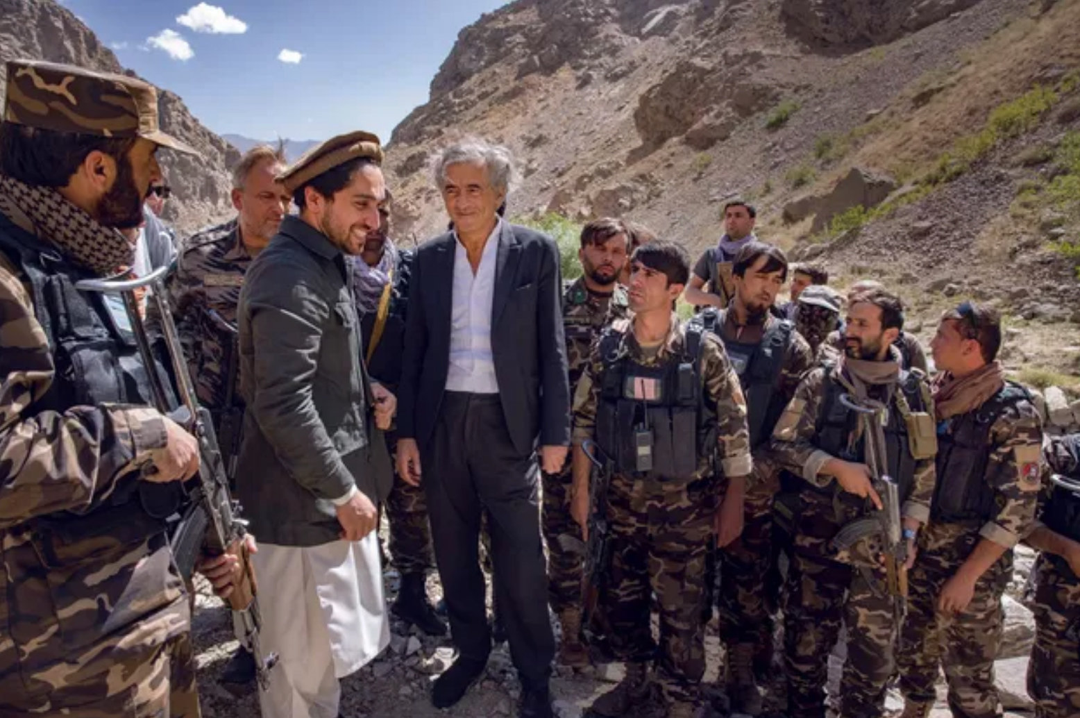 Près de Jangalak, son village dans la montagne, Ahmad Massoud entouré des commandants de son armée.