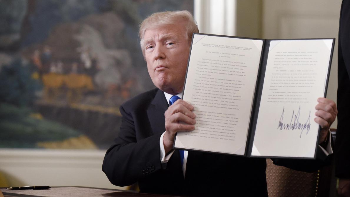Donald Trump signe le transfert de l’ambassade américaine à Jérusalem.