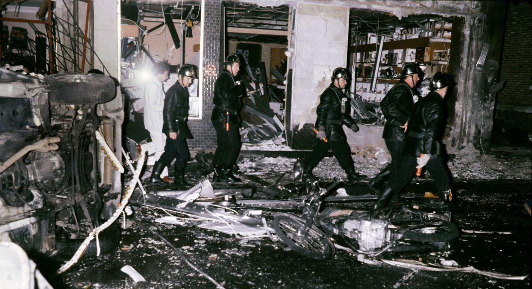 Les secours arrivant, le 3 octobre 1980 à 18h38, à la synagogue de l'Union libérale israélite de France, Rue Copernic, à Paris, suite à l'attentat à la bombe.