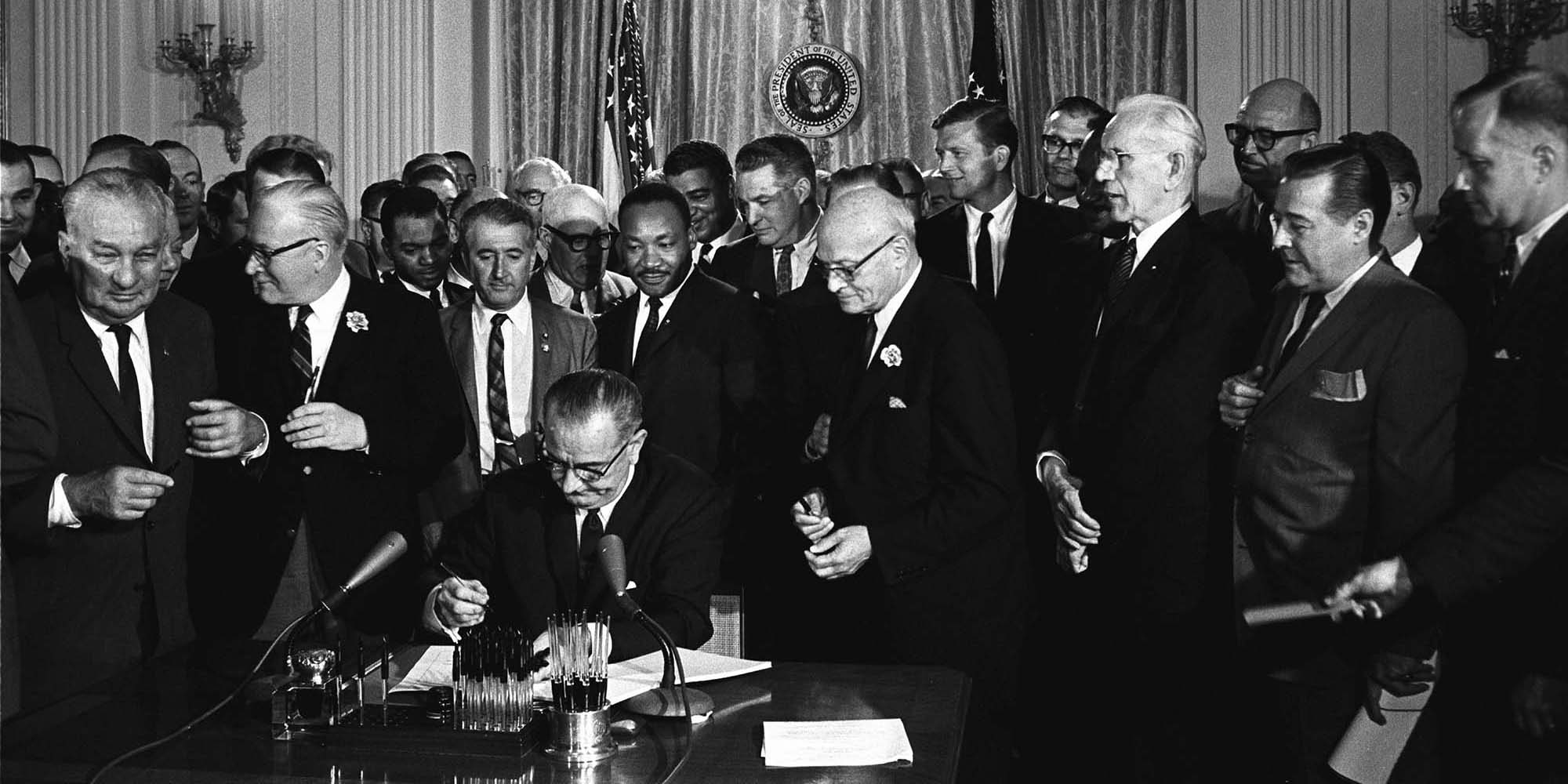 Le président Lyndon B. Johnson signe la loi de 1964 sur les droits civils.
