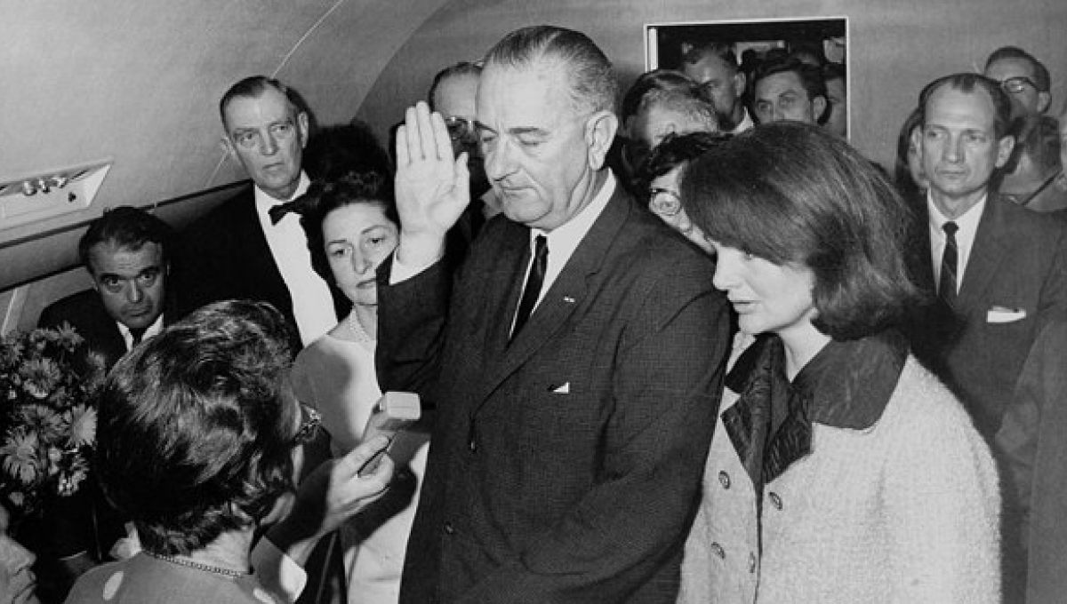 Lyndon Baines Johnson, LBJ, prête serment dans Air Force One, quelques heures après l'assassinat de John F. Kennedy, en présence de Jackie Kennedy, le 22 novembre 1963.