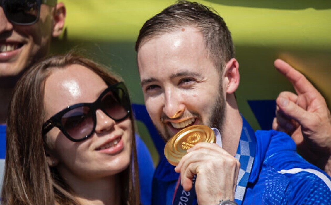 Artem Dolgopyat, médaille d'or aux Jeux olympiques 2021 à Tokyo, avec sa fiancée.