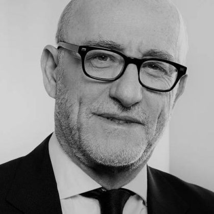 Portrait en noir et blanc de l'avocat Alain Jakubowicz, portant un costume et lunettes.