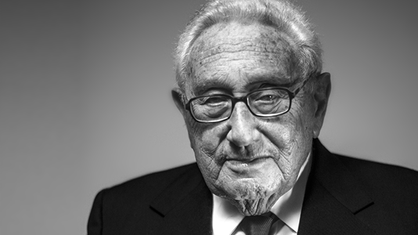 Portrait en noir et blanc d'Henry Kissinger.