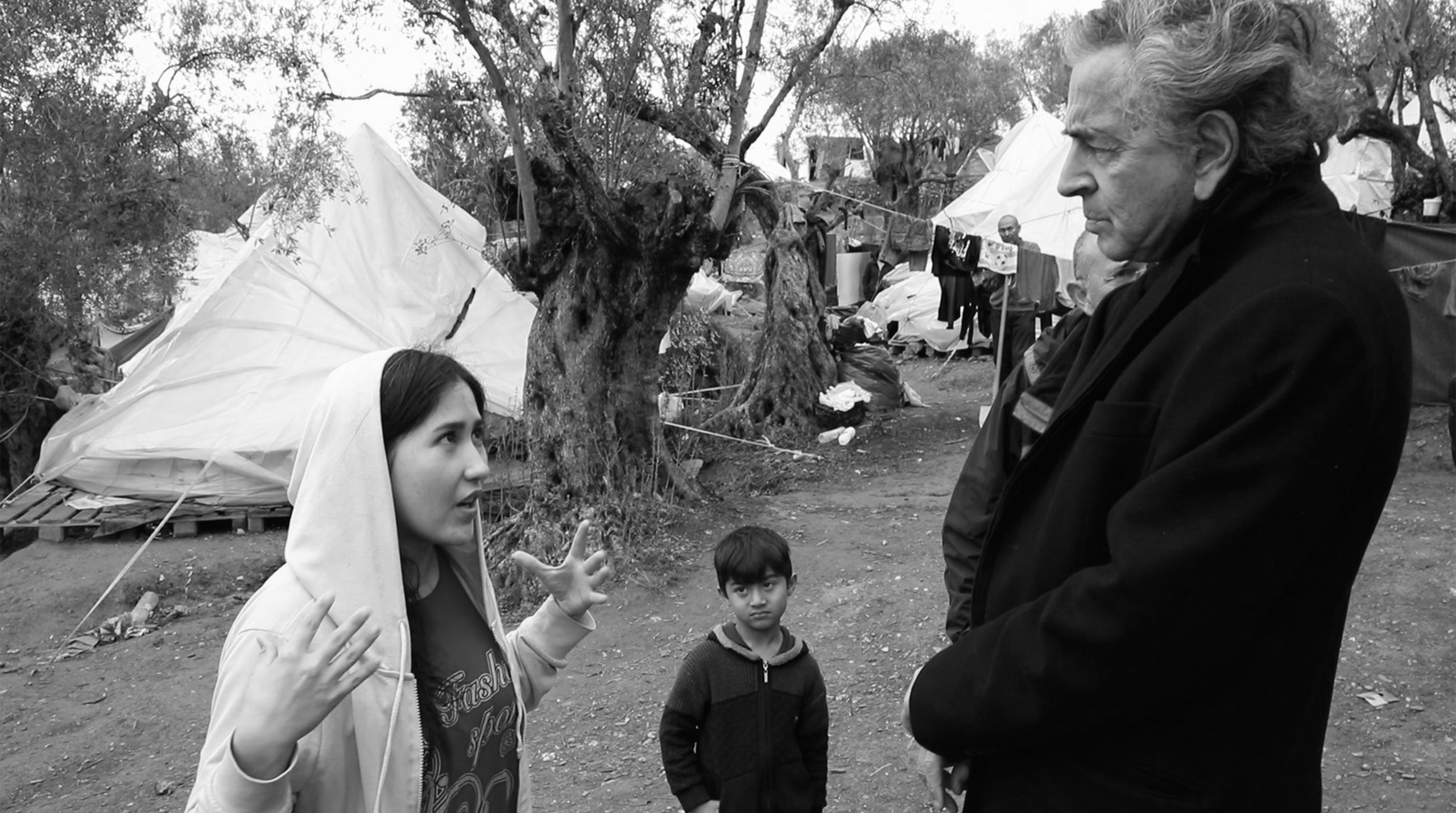 BHL parle avec une migrante lors d'une scène du film « Une autre idée du monde » (The Will To See).