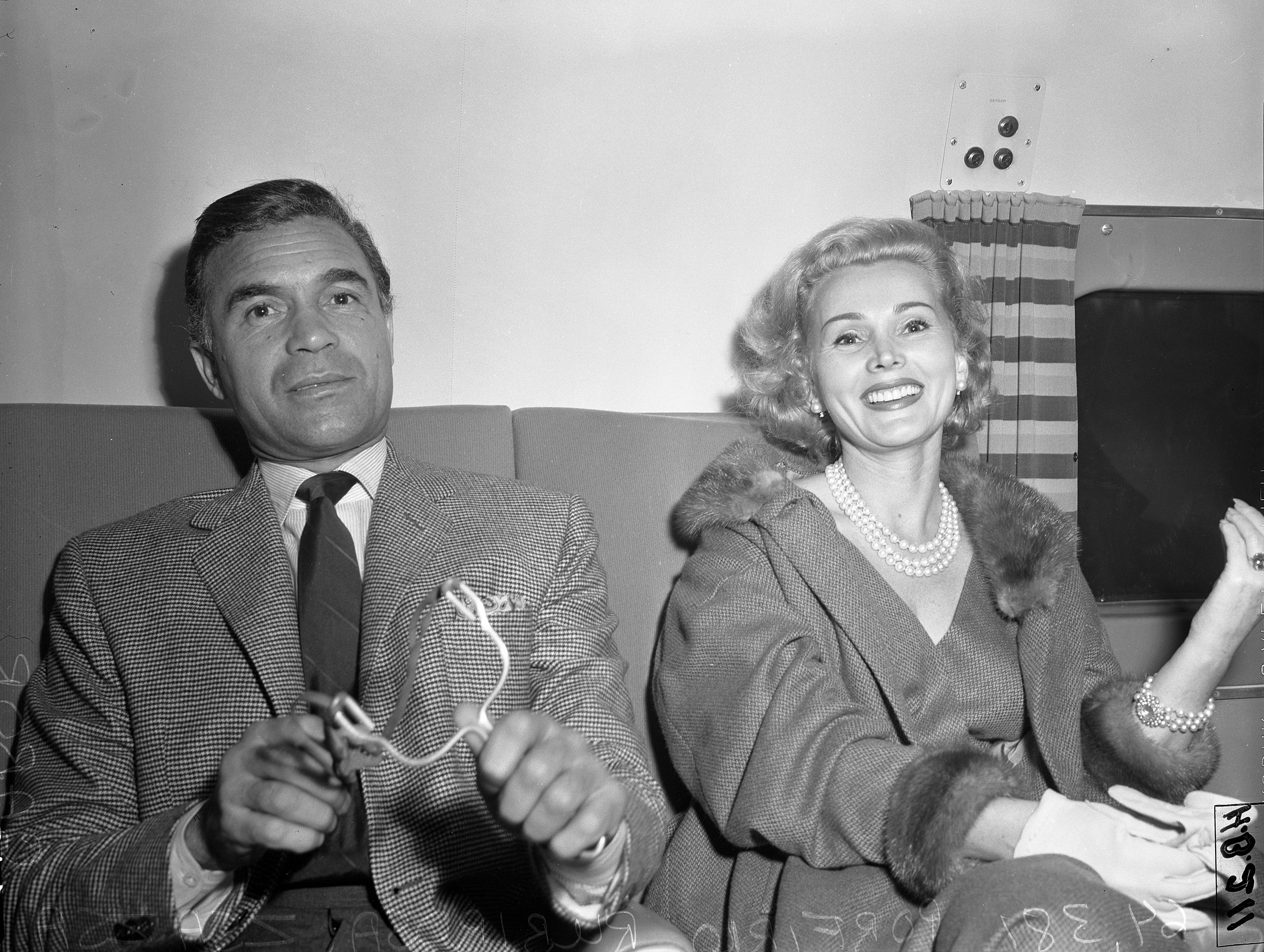 L'actrice Zsa Zsa Gabor sourit en posant pour une photo avec le playboy Porfirio Rubirosa, en 1954.