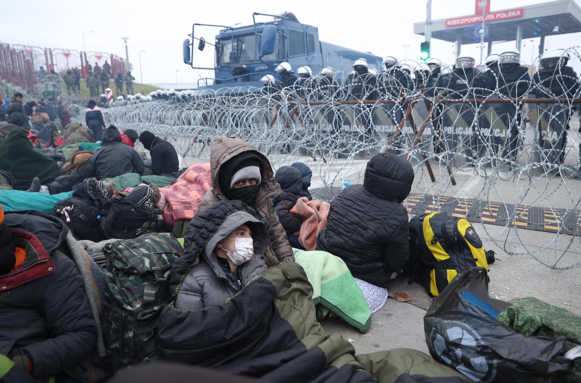 Des migrants attendent devant la frontière biélorusse