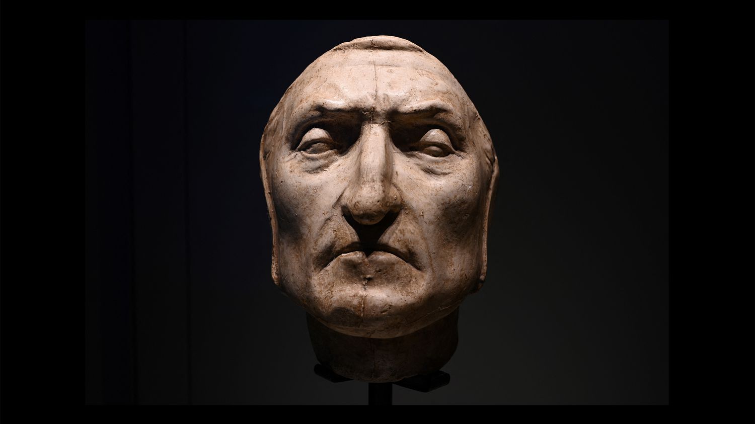 Le masque mortuaire, en marbre, du poète Dante Alighieri