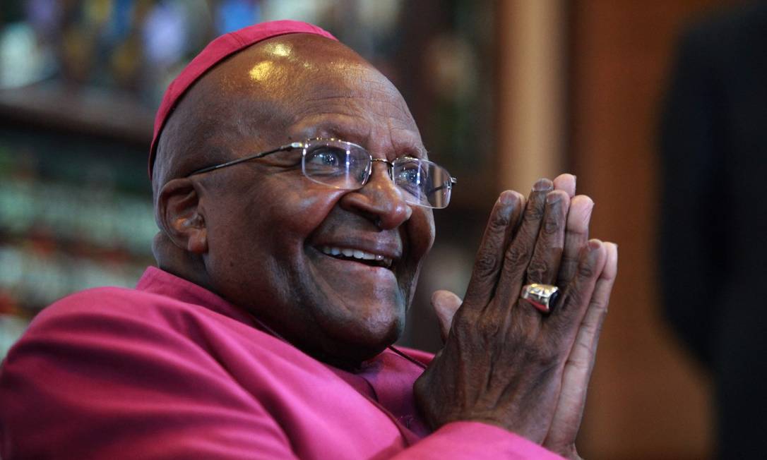 Portrait de Desmond Tutu avec un large sourire.