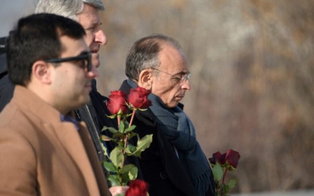 Eric Zemmour et Philippe de Villiers déposent des roses rouges sur le mémorial du génocide arménien de Tsitsernakaberd.