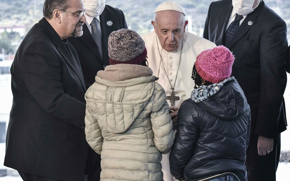 Le pape François Le pape François salue deux jeunes filles réfugiées, dans l'ile de Lesbos.