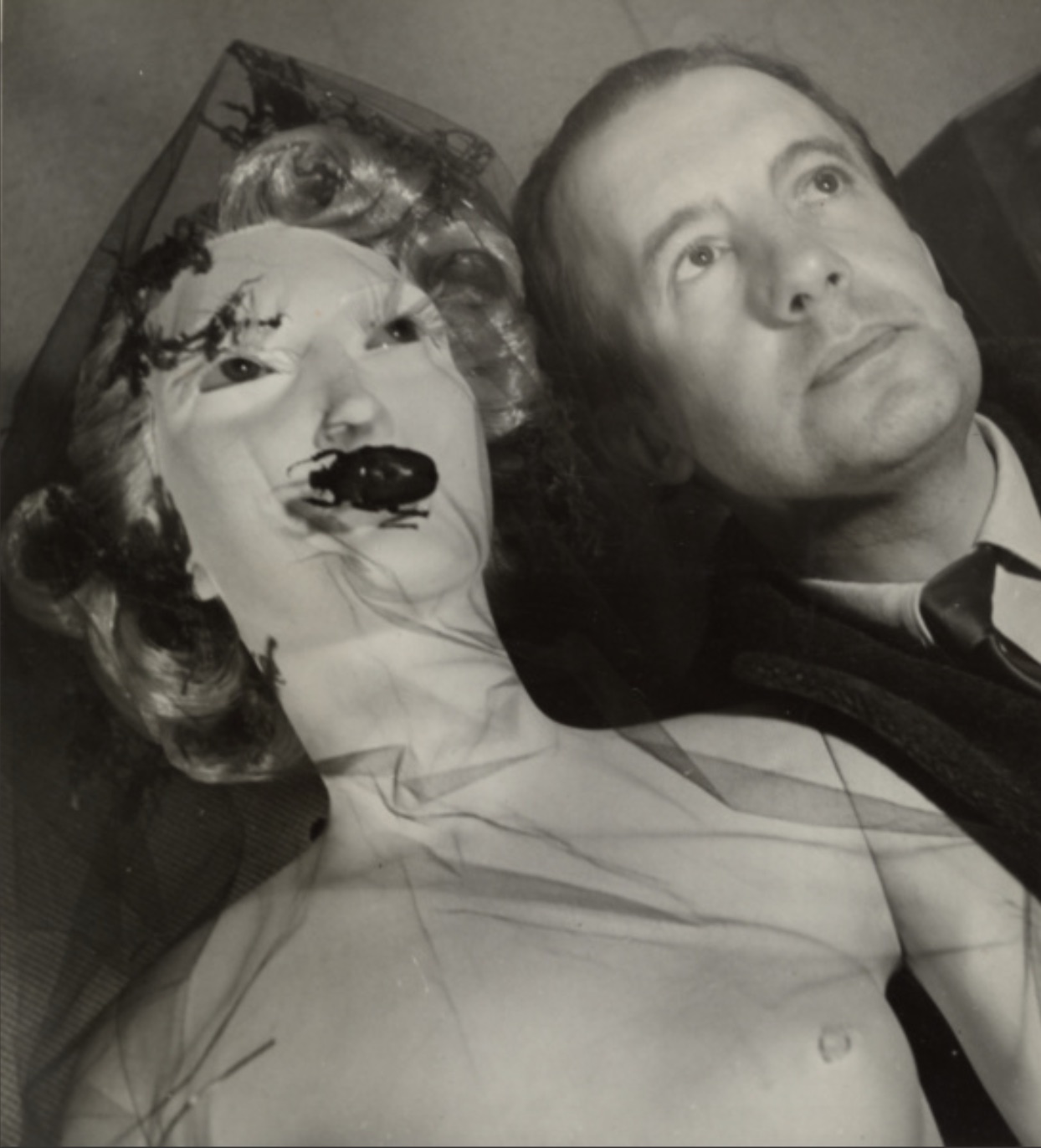 Paul Éluard pose à côté de l’oeuvre de Sonia Mossé. Paris, 1938. Photo : Georg Reisner. Copyright inconnu.