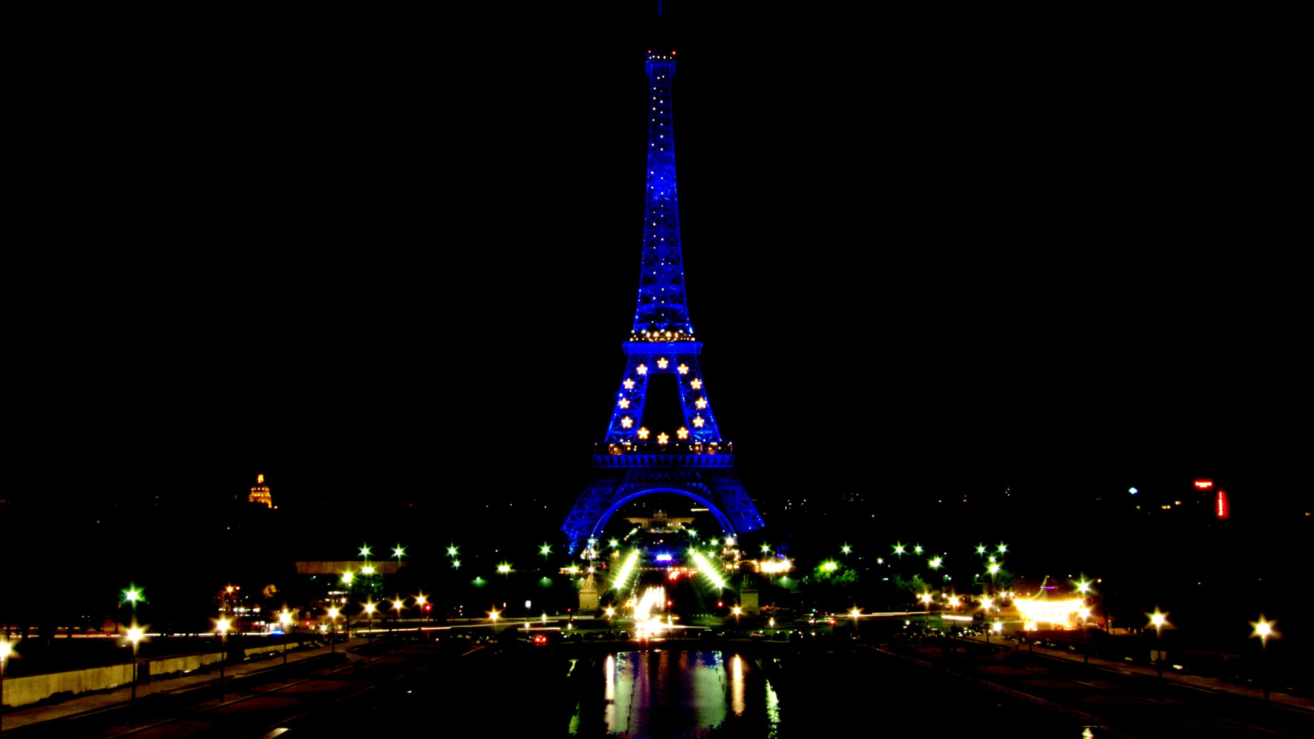La Tour Eiffel s’illumine aux couleurs de l’Europe pour le lancement de la présidence du Conseil de l’Union européenne.