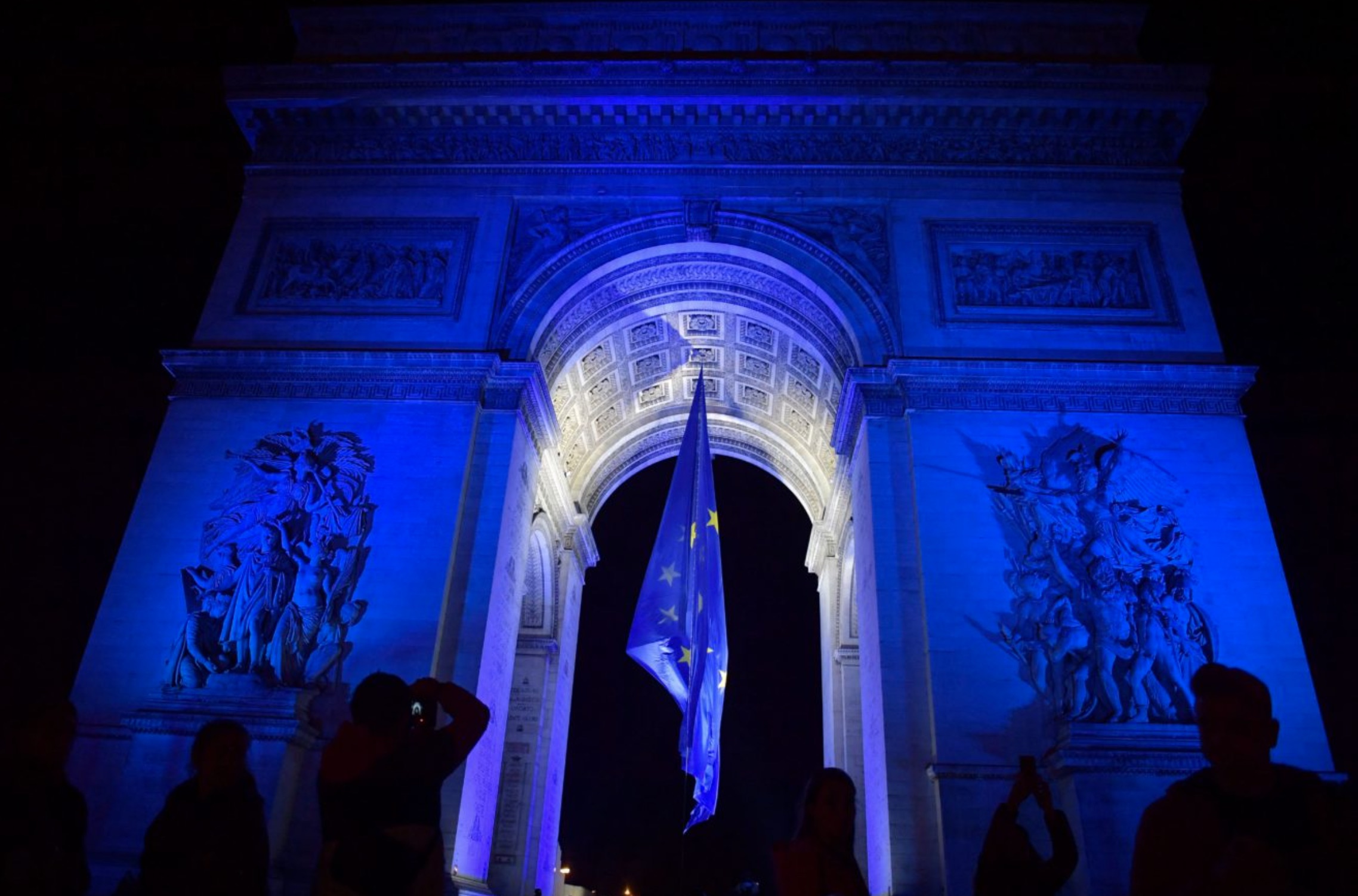 Le drapeau de l'UE a été placé temporairement sous l'Arc de Triomphe à Paris pour marquer le début de la présidence française du Conseil de l'UE.