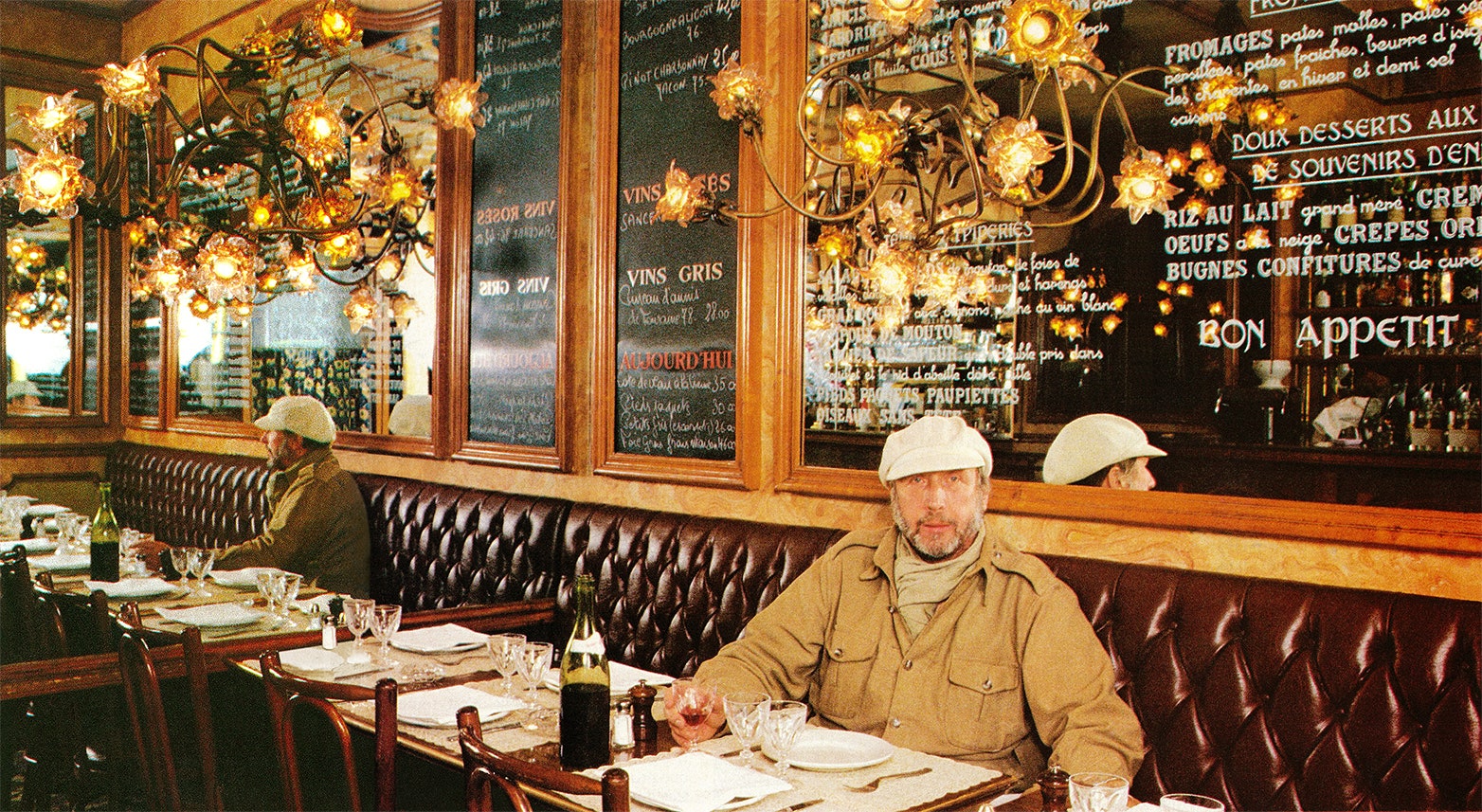 Le décorateur Slavik attablé au Petit Mâchon, restaurant de cuisine lyonnaise.