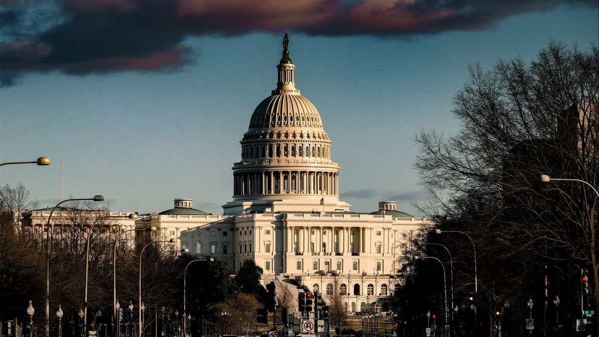 Photo du Capitole, le congrès américain, à Washington DC, avec un ciel nuageux.