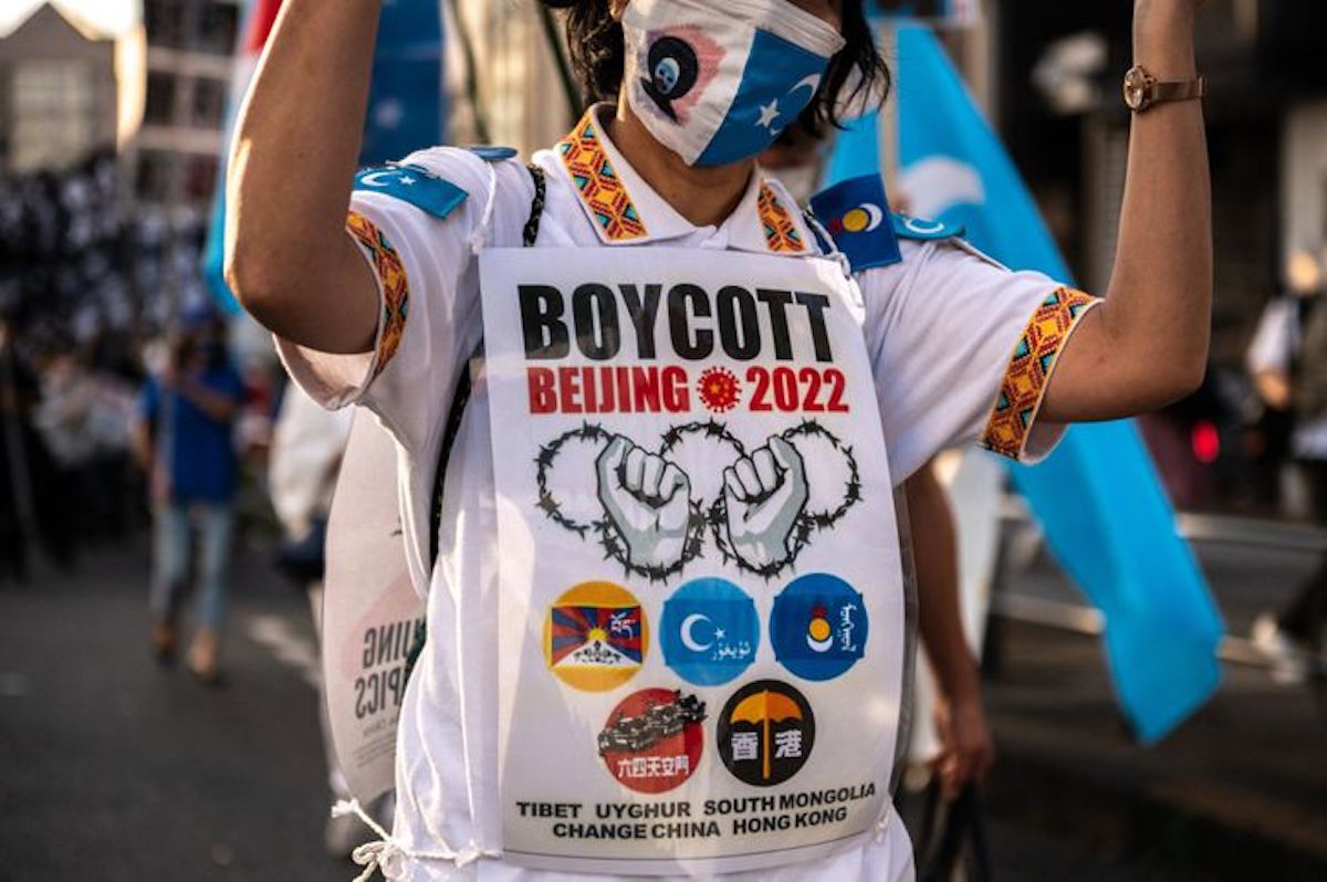 Des militants participent à une manifestation appelant au boycott des Jeux Olympiques de Pékin 2022 afin de dénoncer la politique de la Chine en matière de droits de l'homme.