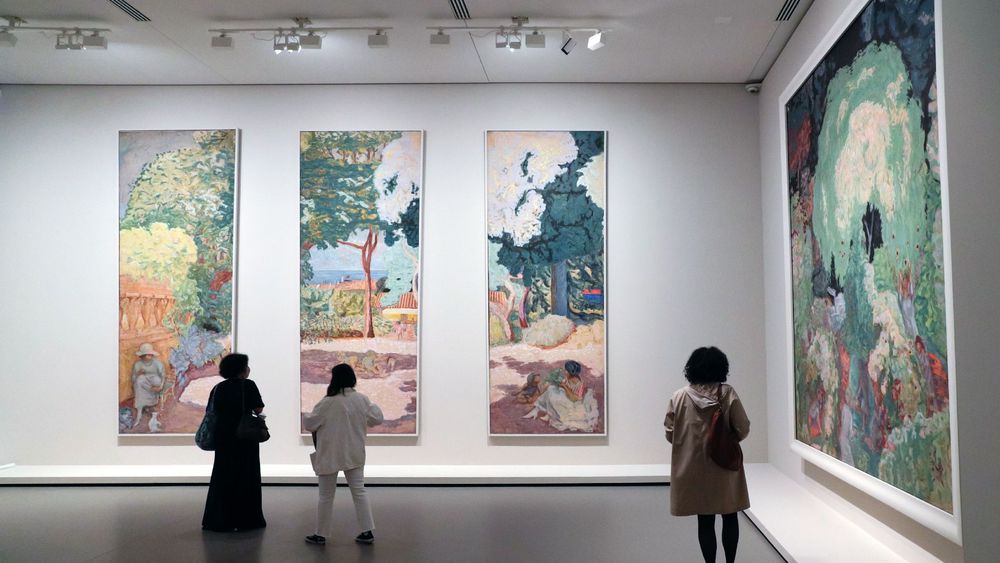 Des personnes regardent des tableaux de Pierre Bonnard lors de la visite de presse de l'exposition de la collection Morozov, le 15 septembre 2021.
