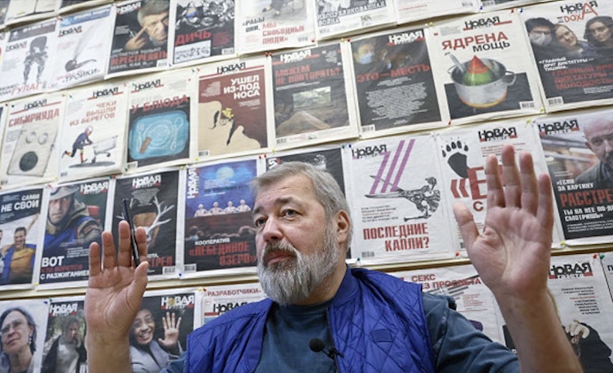 Le Prix Nobel de la paix Dmitri Muratov dans le bureau du journal qu'il a cofondé : Novaya Gazeta.