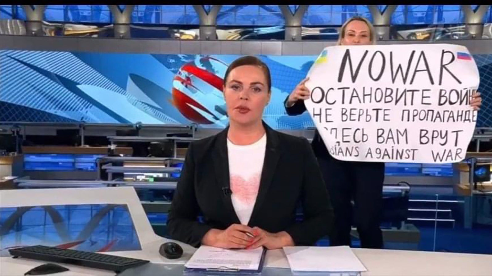 Marina Ovsyannikova brandit une pancarte “Pas de guerre” pendant le principal journal TV de Russie, le 14 mars 2022