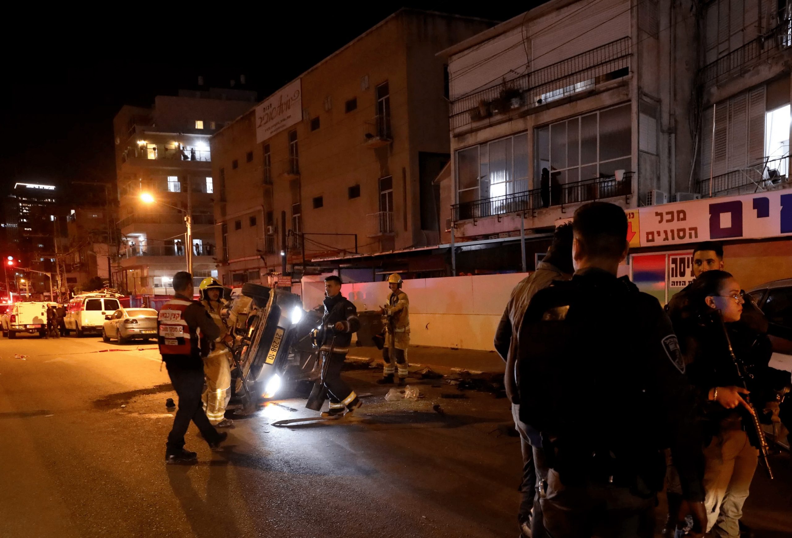 Un véhicule renversé sur les lieux d'une fusillade le 29 mars 2022 à Bnei Brak, à 7 km à l'est de Tel Aviv.
