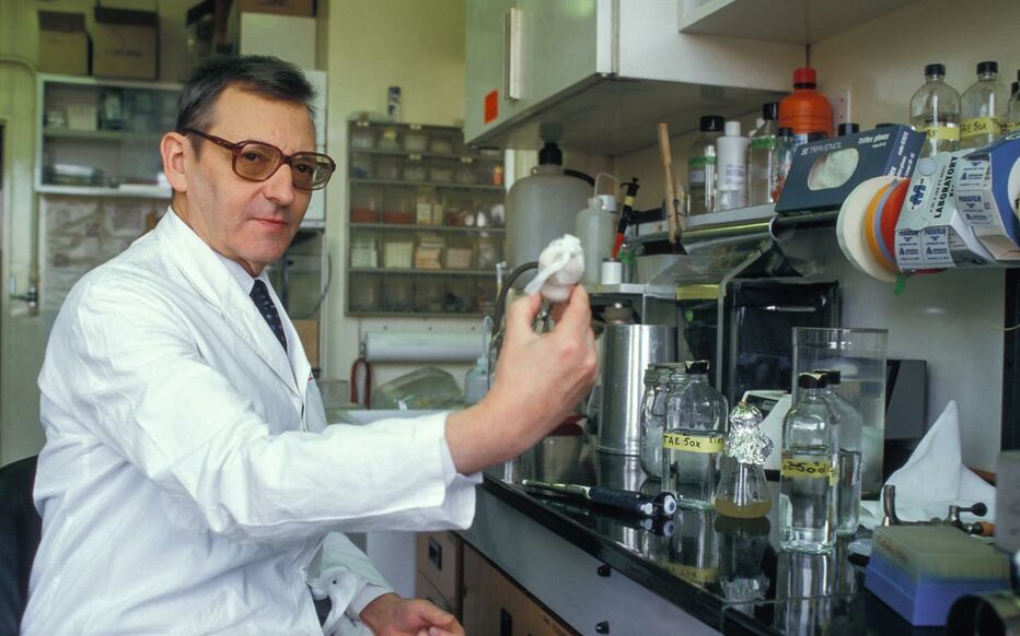 Portrait de François Gros, en 1987, dans son laboratoire.