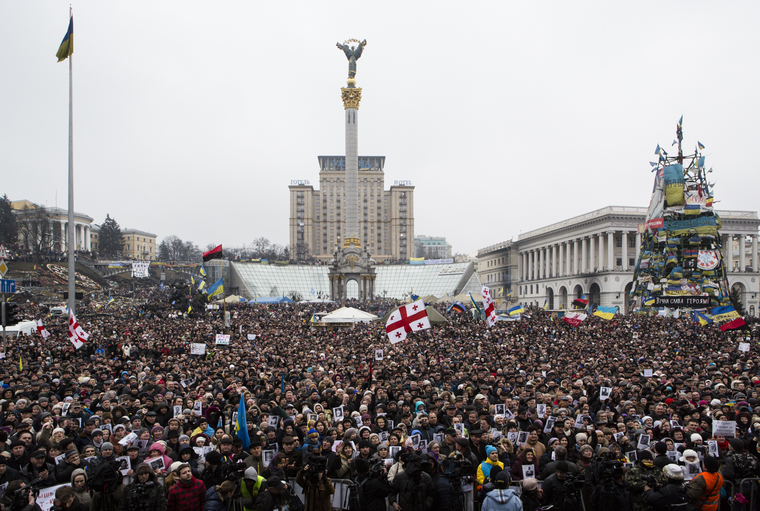 Foule devant la tribune de la place Maïdan, Kiev.