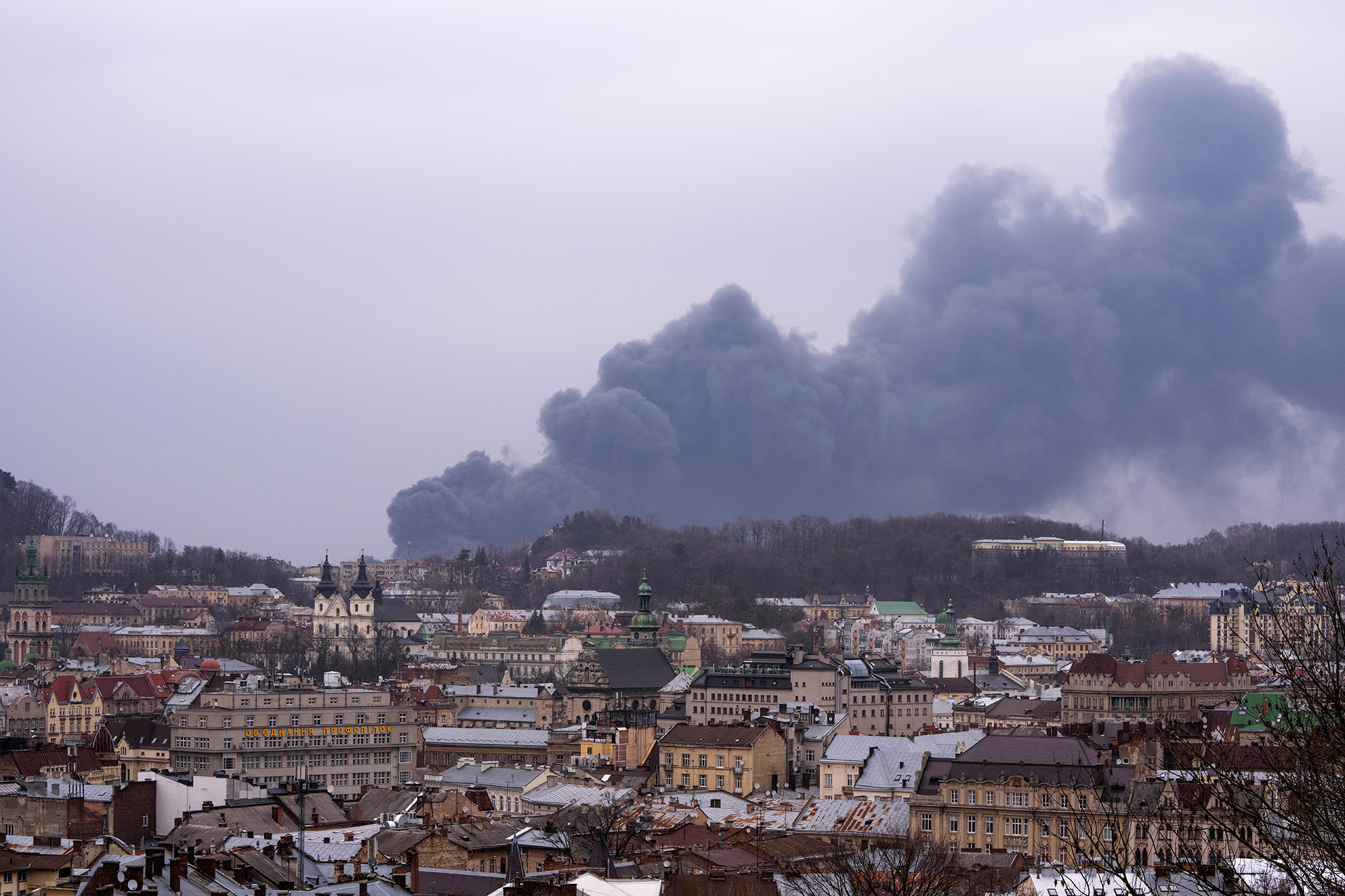 vue de la fumée monte dans l'air à Lviv, dans l'ouest de l'Ukraine, le samedi 26 mars 2022.
