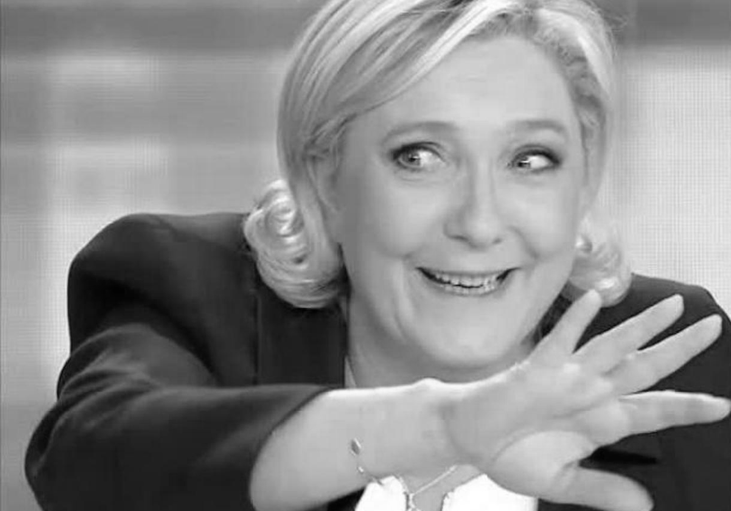 Marine Le Pen, la candidate d'extrême droite, gesticule dans tous les sens lors du débat du second tour de la Présidentielle 2017.