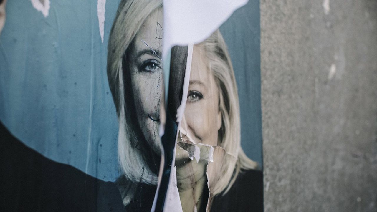 Une affiche électorale dechiree en faveur de Marine Le Pen et Jordan Bardella, candidat Rassemblement national.