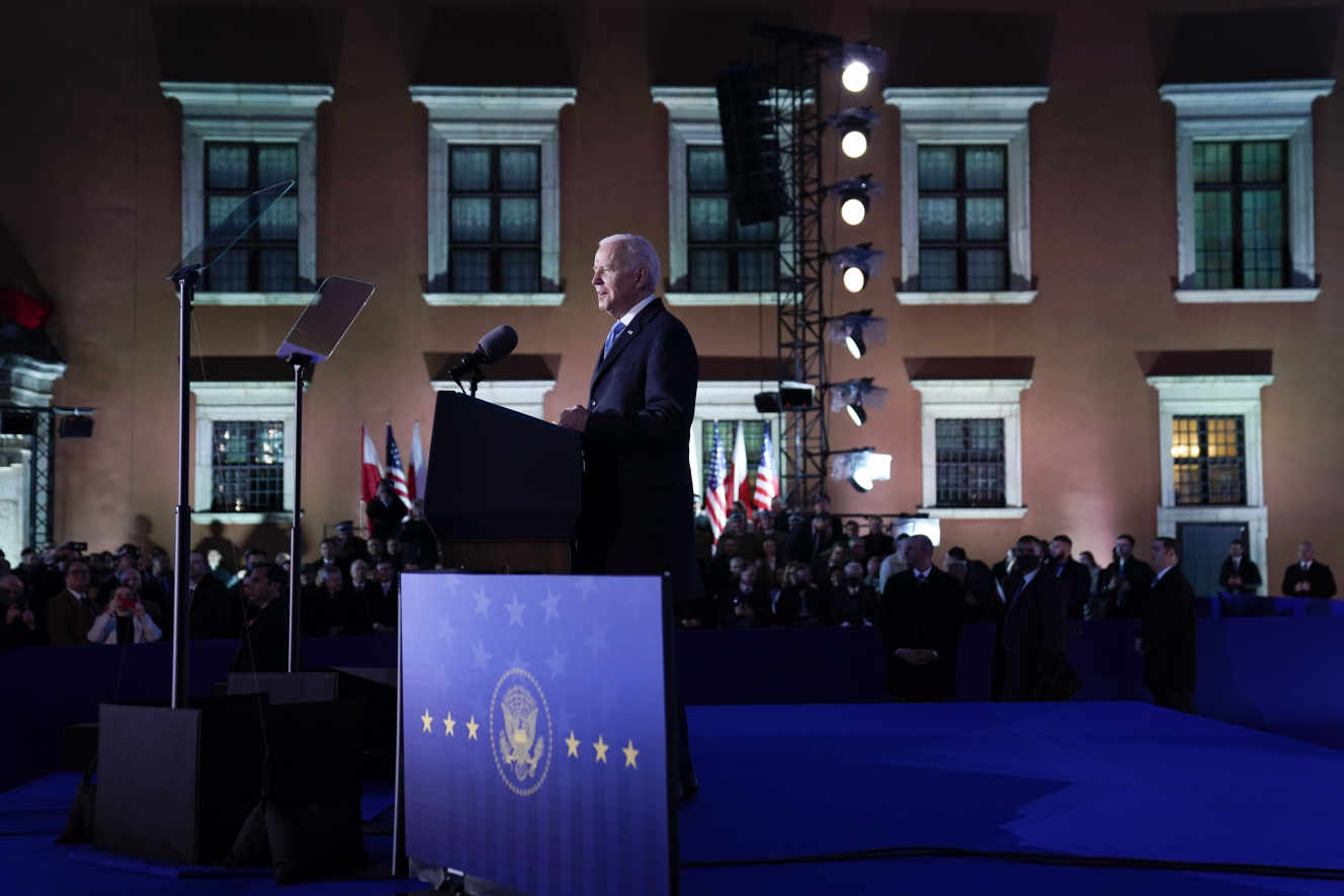 oe Biden prononce un discours sur l’invasion de l’Ukraine par la Russie dans la cour du château royal de Varsovie, samedi 26 mars 2022.